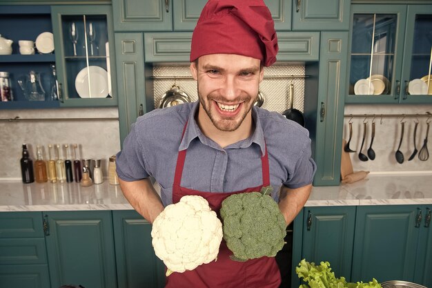 Šťastný kuchár pri varení